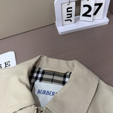 Bur经典卡其战马刺绣短款工装夹克,永不过时的通勤轻奢单品 甄选高支防水棉质面料,挺括有型不易褶皱,兼具防风抗小雨实用性 Bur经典卡其战马刺绣短款工装夹克,永不过时的通勤轻奢单品 甄选高支防水棉质面料,挺括有型不易褶皱,兼具防风抗小雨实用性
