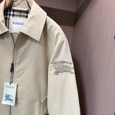 Bur经典卡其战马刺绣短款工装夹克,永不过时的通勤轻奢单品 甄选高支防水棉质面料,挺括有型不易褶皱,兼具防风抗小雨实用性 Bur经典卡其战马刺绣短款工装夹克,永不过时的通勤轻奢单品 甄选高支防水棉质面料,挺括有型不易褶皱,兼具防风抗小雨实用性