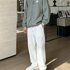 Bur灰绿色轻薄连帽防晒风衣,春夏出行氛围感单品 甄选轻量化冰感透气面料,轻薄无负重,自带防晒阻隔紫外线,轻微防水,日常 Bur灰绿色轻薄连帽防晒风衣,春夏出行氛围感单品 甄选轻量化冰感透气面料,轻薄无负重,自带防晒阻隔紫外线,轻微防水,日常