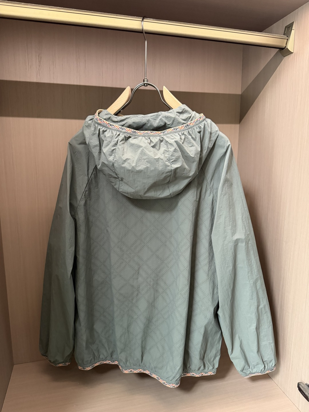 Bur灰绿色轻薄连帽防晒风衣，春夏出行氛围感单品 甄选轻量化冰感透气面料，轻薄无负重，自带防晒阻隔紫外线，轻微防水，日常