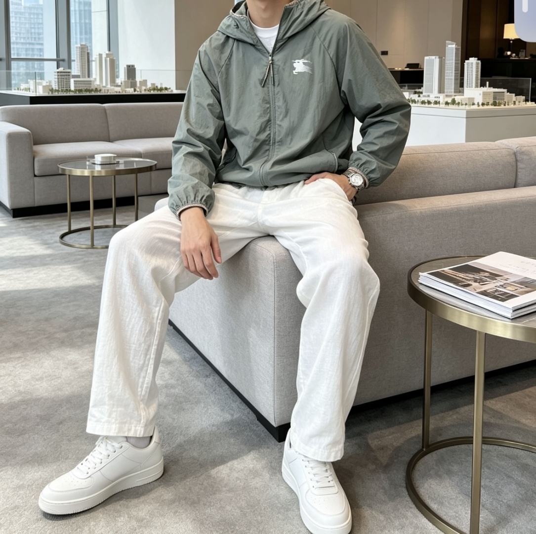Bur灰绿色轻薄连帽防晒风衣，春夏出行氛围感单品 甄选轻量化冰感透气面料，轻薄无负重，自带防晒阻隔紫外线，轻微防水，日常
