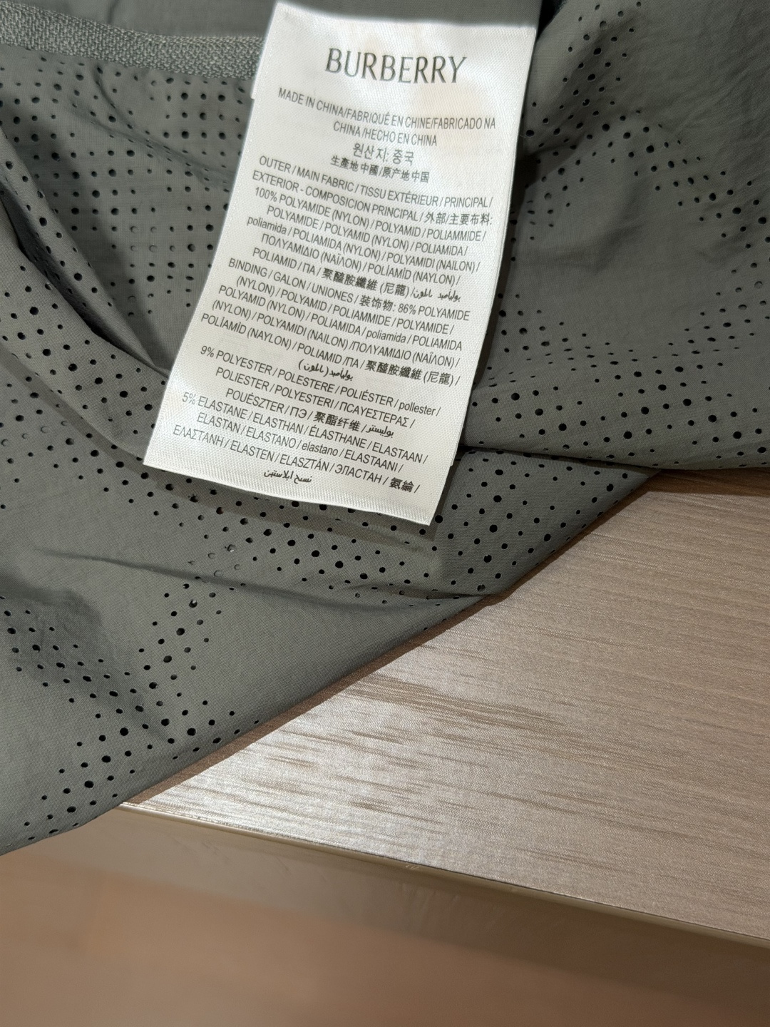 Bur灰绿色轻薄连帽防晒风衣，春夏出行氛围感单品 甄选轻量化冰感透气面料，轻薄无负重，自带防晒阻隔紫外线，轻微防水，日常