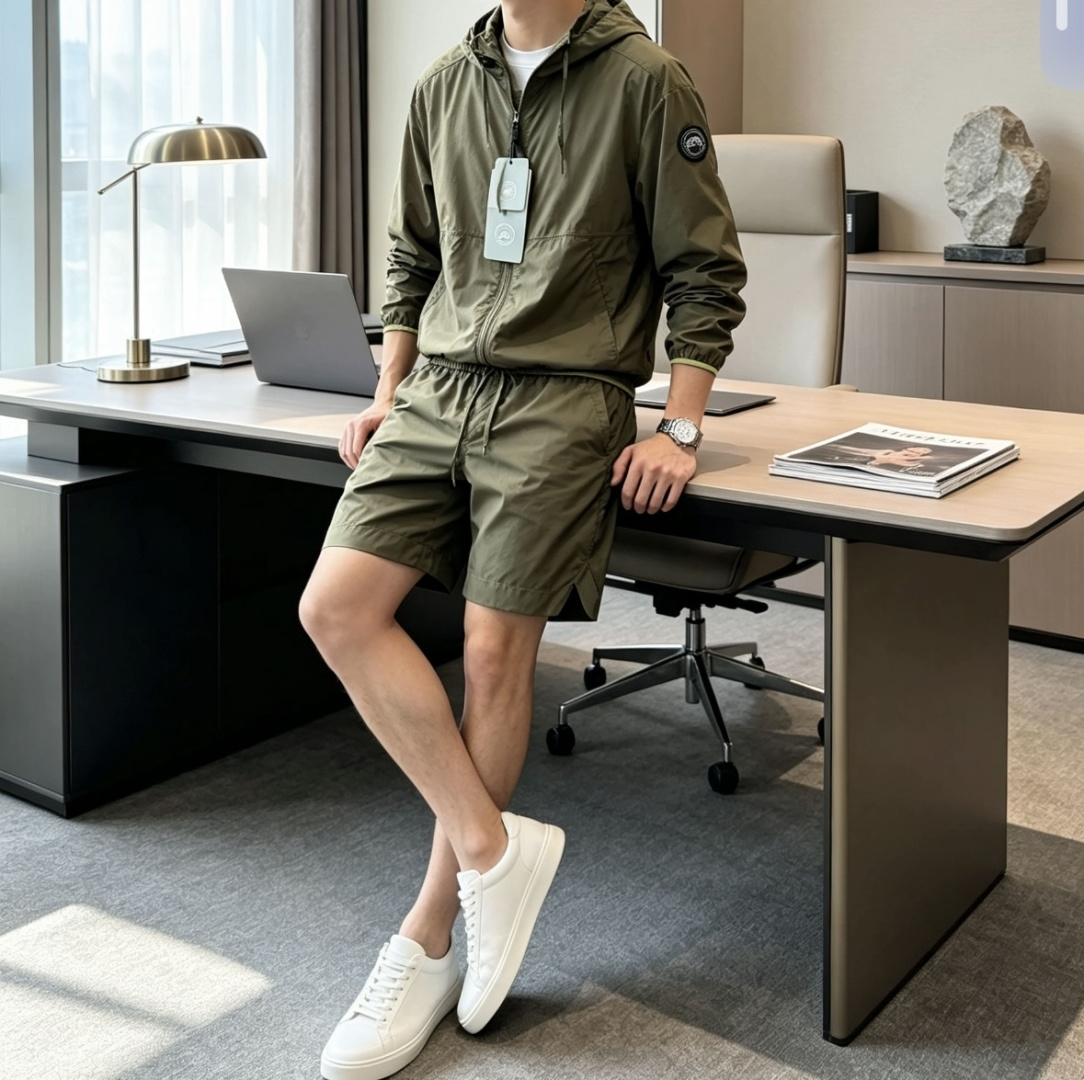 加拿大鹅轻薄防晒两件套,户外休闲懒人成套穿搭 整套采用同款轻量化速干面料,轻薄透气,自带UPF防晒力,防水抗皱,上身零负 加拿大鹅轻薄防晒两件套,户外休闲懒人成套穿搭 整套采用同款轻量化速干面料,轻薄透气,自带UPF防晒力,防水抗皱,上身零负