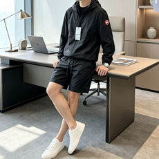 加拿大鹅轻薄防晒两件套,户外休闲懒人成套穿搭 整套采用同款轻量化速干面料,轻薄透气,自带UPF防晒力,防水抗皱,上身零负 加拿大鹅轻薄防晒两件套,户外休闲懒人成套穿搭 整套采用同款轻量化速干面料,轻薄透气,自带UPF防晒力,防水抗皱,上身零负