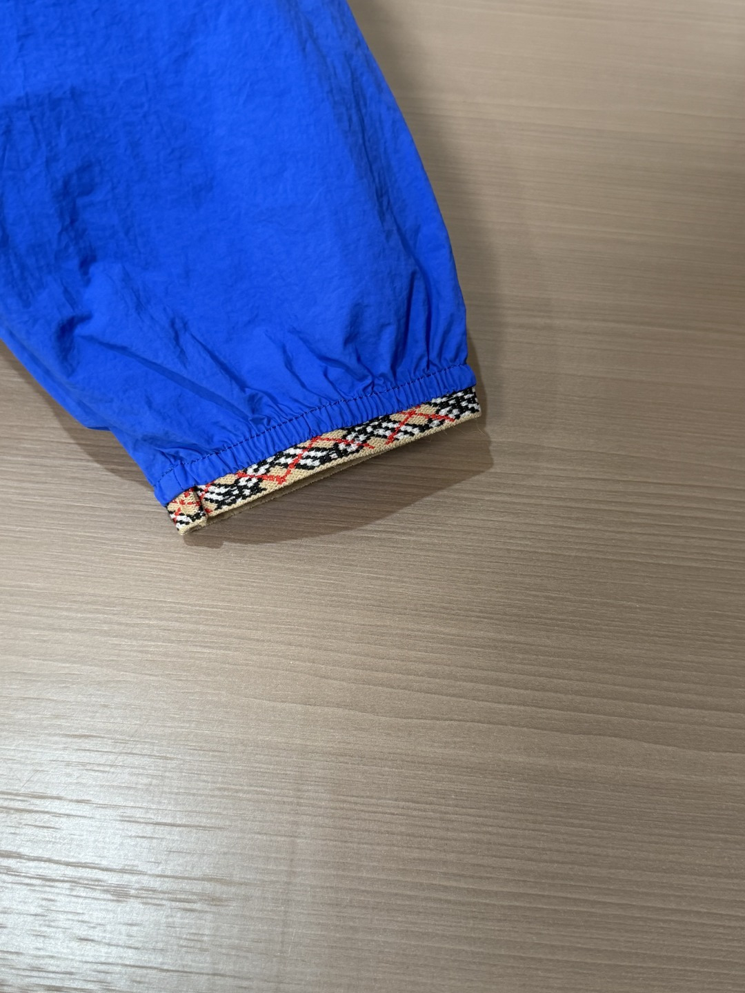 Bur战马印花轻薄连帽防晒夹克|双色可选,春夏百搭通勤外套 采用轻量化皱感尼龙面料,上身轻盈无负重,自带高倍防晒、轻微防 Bur战马印花轻薄连帽防晒夹克|双色可选,春夏百搭通勤外套 采用轻量化皱感尼龙面料,上身轻盈无负重,自带高倍防晒、轻微防