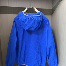 Bur战马印花轻薄连帽防晒夹克|双色可选,春夏百搭通勤外套 采用轻量化皱感尼龙面料,上身轻盈无负重,自带高倍防晒、轻微防 Bur战马印花轻薄连帽防晒夹克|双色可选,春夏百搭通勤外套 采用轻量化皱感尼龙面料,上身轻盈无负重,自带高倍防晒、轻微防