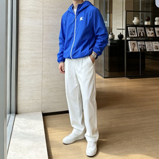 Bur战马印花轻薄连帽防晒夹克|双色可选,春夏百搭通勤外套 采用轻量化皱感尼龙面料,上身轻盈无负重,自带高倍防晒、轻微防 Bur战马印花轻薄连帽防晒夹克|双色可选,春夏百搭通勤外套 采用轻量化皱感尼龙面料,上身轻盈无负重,自带高倍防晒、轻微防