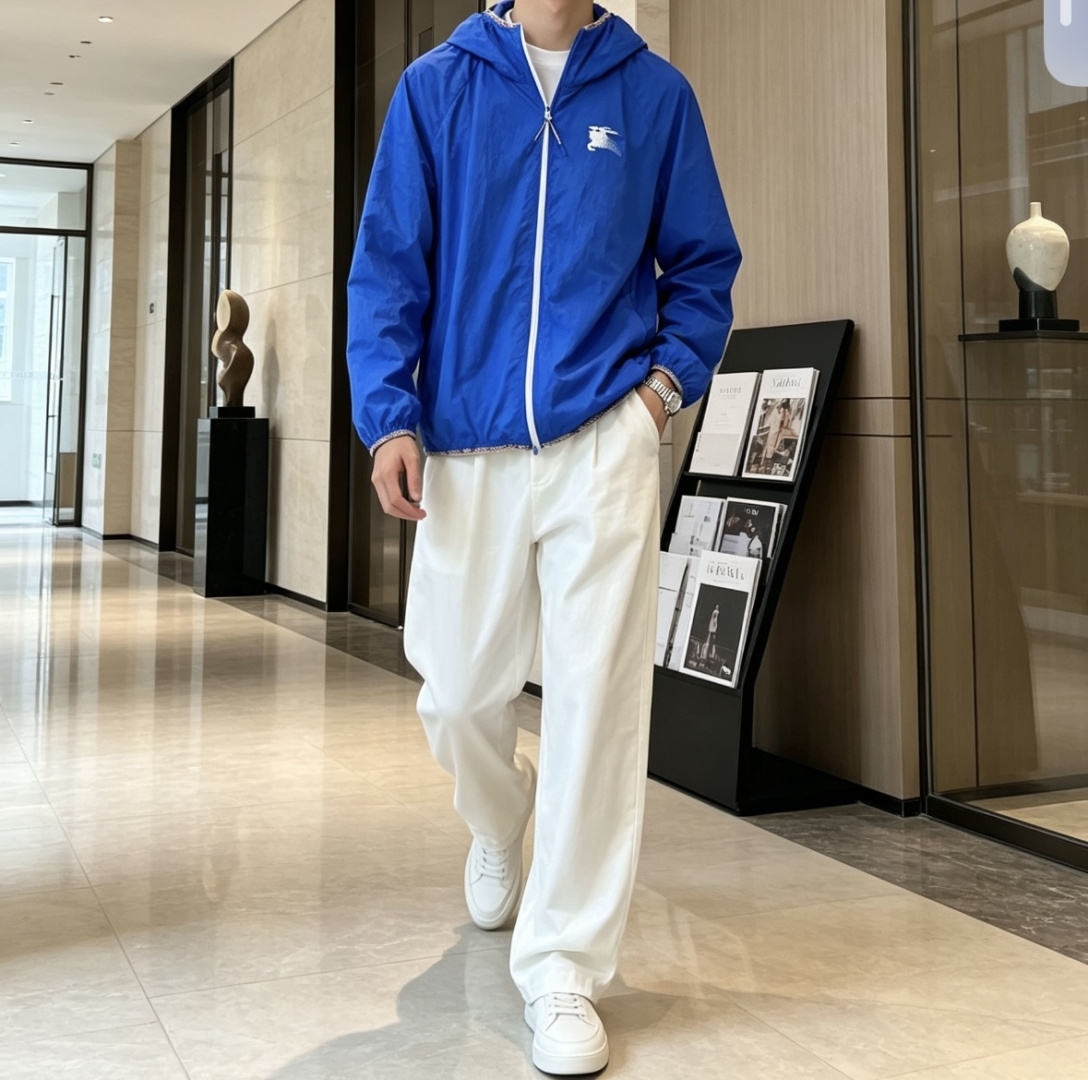 Bur战马印花轻薄连帽防晒夹克|双色可选,春夏百搭通勤外套 采用轻量化皱感尼龙面料,上身轻盈无负重,自带高倍防晒、轻微防 Bur战马印花轻薄连帽防晒夹克|双色可选,春夏百搭通勤外套 采用轻量化皱感尼龙面料,上身轻盈无负重,自带高倍防晒、轻微防