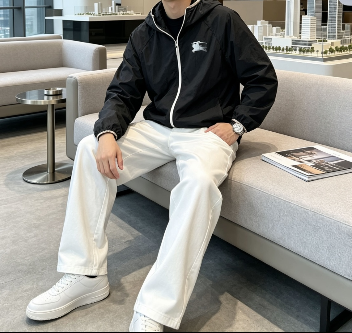 Bur战马印花轻薄连帽防晒夹克|双色可选,春夏百搭通勤外套 采用轻量化皱感尼龙面料,上身轻盈无负重,自带高倍防晒、轻微防 Bur战马印花轻薄连帽防晒夹克|双色可选,春夏百搭通勤外套 采用轻量化皱感尼龙面料,上身轻盈无负重,自带高倍防晒、轻微防