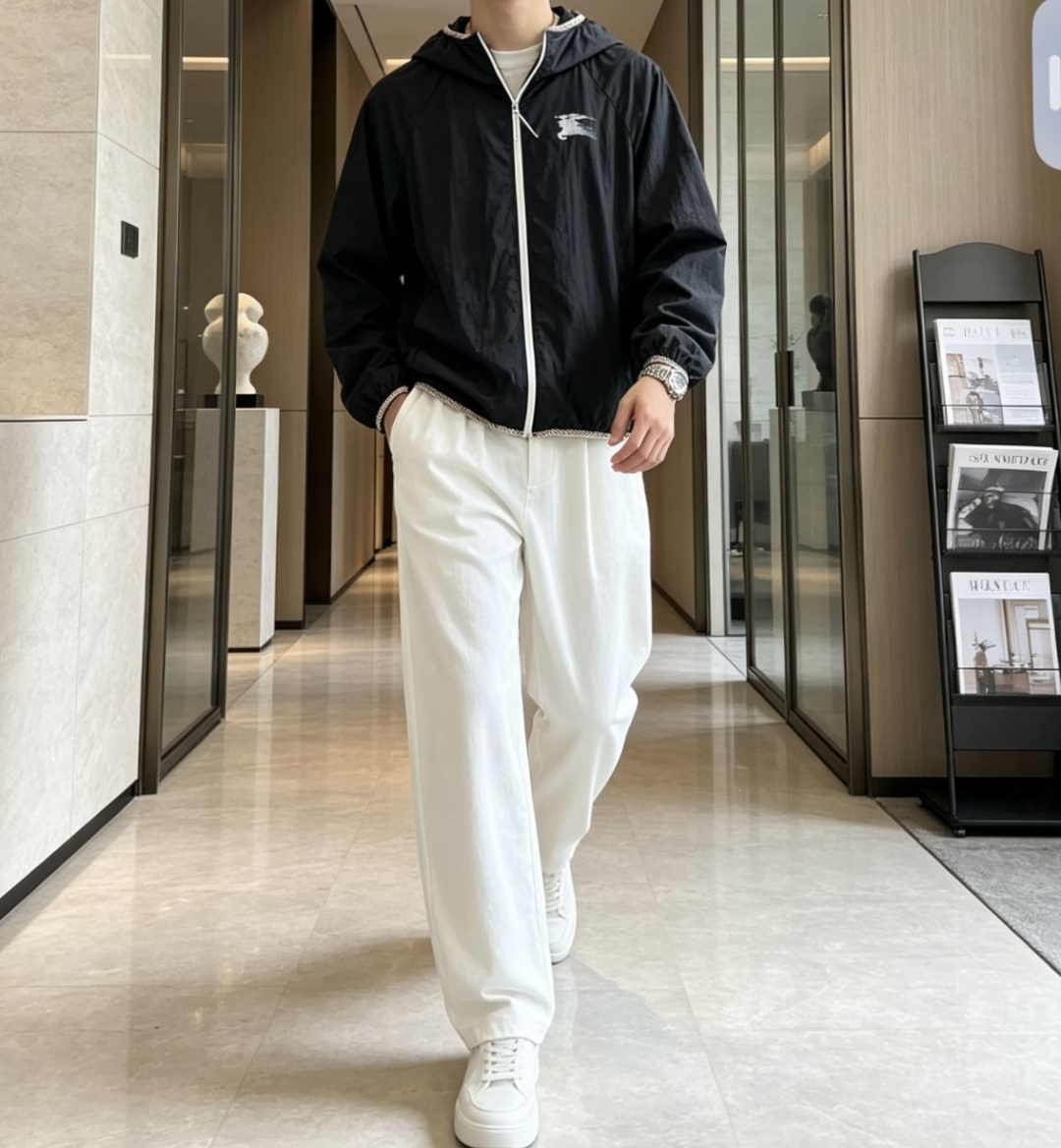 Bur战马印花轻薄连帽防晒夹克|双色可选,春夏百搭通勤外套 采用轻量化皱感尼龙面料,上身轻盈无负重,自带高倍防晒、轻微防 Bur战马印花轻薄连帽防晒夹克|双色可选,春夏百搭通勤外套 采用轻量化皱感尼龙面料,上身轻盈无负重,自带高倍防晒、轻微防