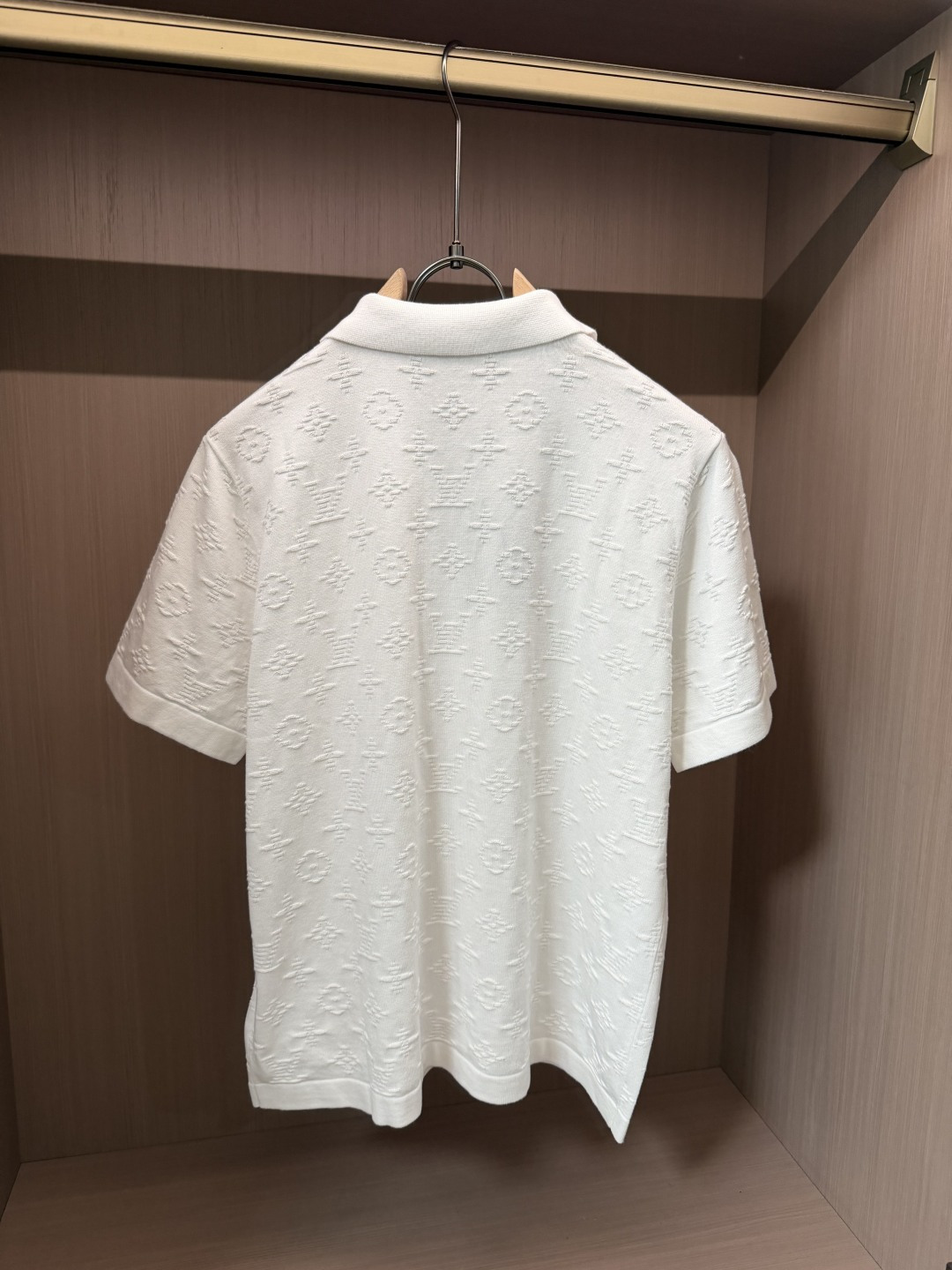 Lv满印浮雕提花白色针织Polo衫，男士轻奢通勤质感单品 甄选高支透气针织面料，肌理柔软细腻，自带良好透气排汗性，夏日上