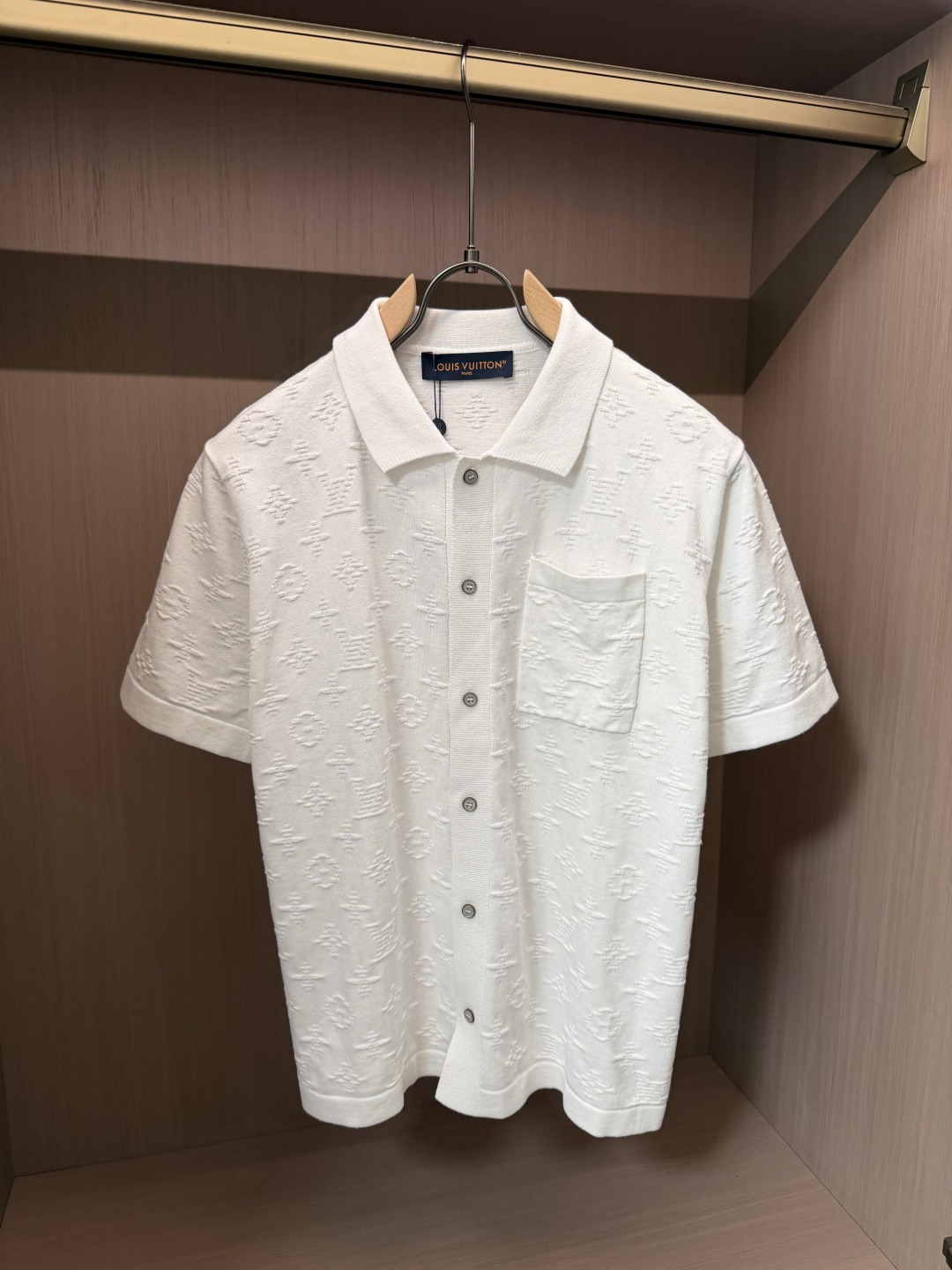 Lv满印浮雕提花白色针织Polo衫，男士轻奢通勤质感单品 甄选高支透气针织面料，肌理柔软细腻，自带良好透气排汗性，夏日上