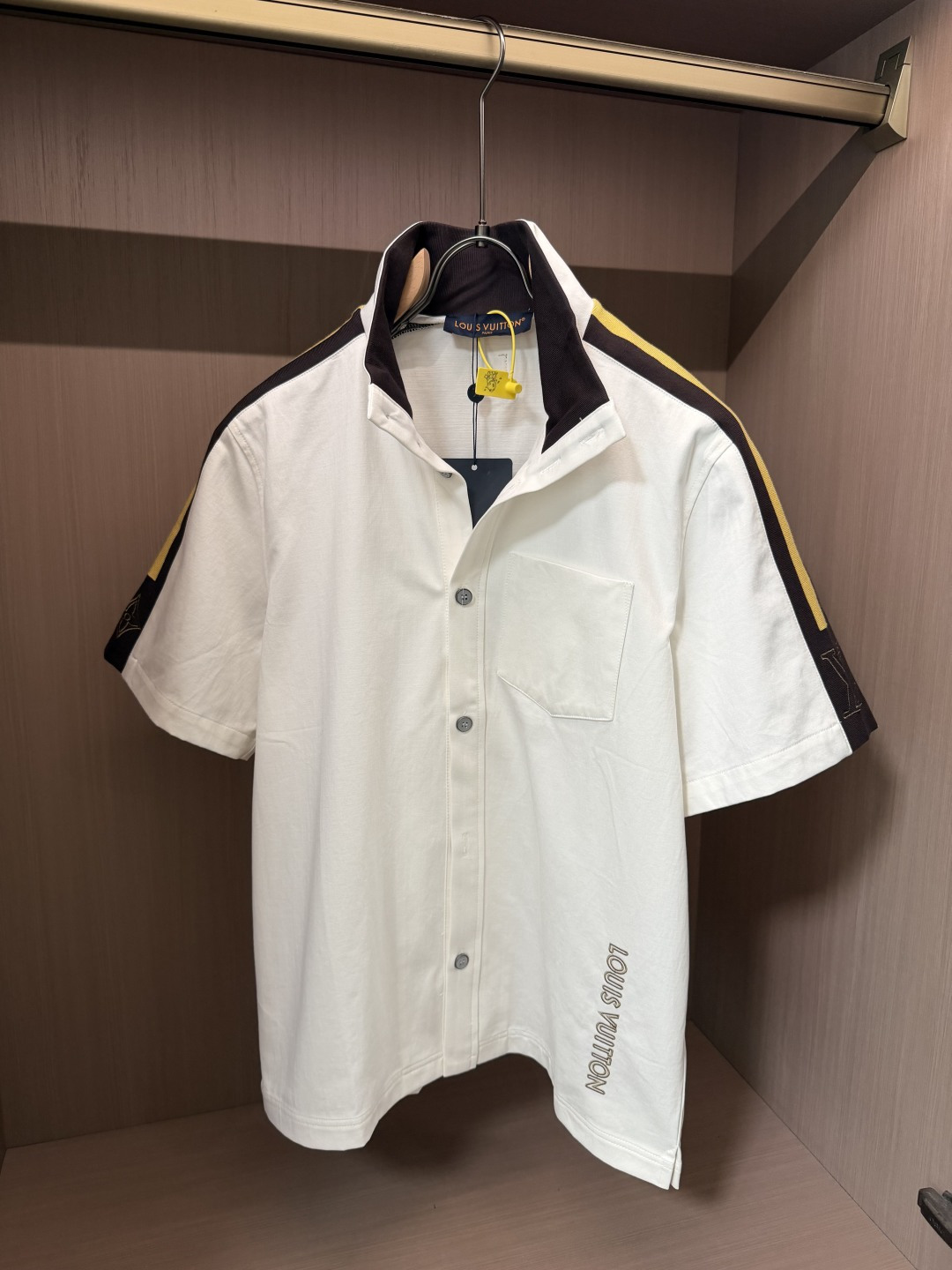 Lv撞色织带短袖衬衫|清爽休闲轻奢男士上衣 精选柔软透气棉质混纺面料,触感顺滑亲肤,自带柔和垂感,夏日穿着透气不闷,久穿 Lv撞色织带短袖衬衫|清爽休闲轻奢男士上衣 精选柔软透气棉质混纺面料,触感顺滑亲肤,自带柔和垂感,夏日穿着透气不闷,久穿