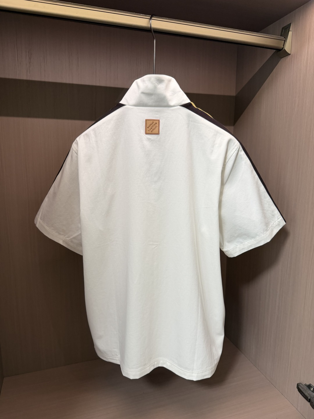 Lv撞色织带短袖衬衫|清爽休闲轻奢男士上衣 精选柔软透气棉质混纺面料,触感顺滑亲肤,自带柔和垂感,夏日穿着透气不闷,久穿 Lv撞色织带短袖衬衫|清爽休闲轻奢男士上衣 精选柔软透气棉质混纺面料,触感顺滑亲肤,自带柔和垂感,夏日穿着透气不闷,久穿