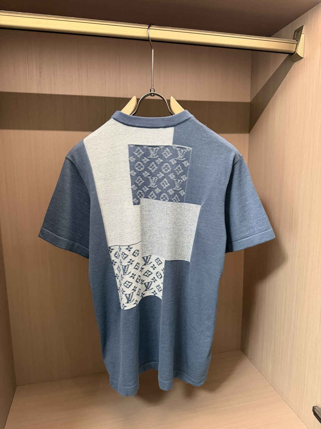 Lv牛仔蓝拼接针织短袖套装｜复古撞色老花休闲两件套 整套采用软糯透气针织面料，细腻亲肤，自带柔和垂感，夏日上身清爽不闷汗