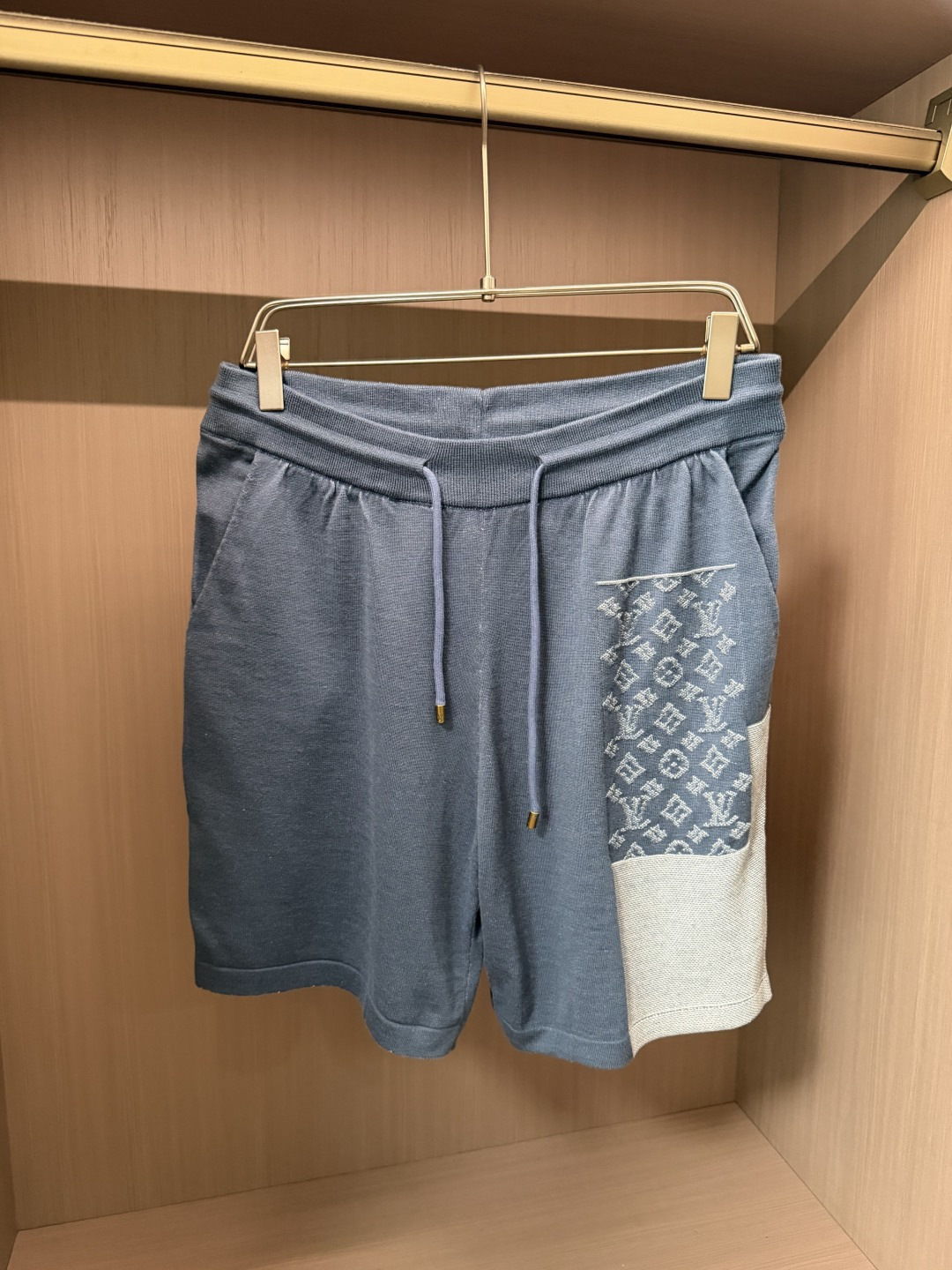 Lv牛仔蓝拼接针织短袖套装｜复古撞色老花休闲两件套 整套采用软糯透气针织面料，细腻亲肤，自带柔和垂感，夏日上身清爽不闷汗