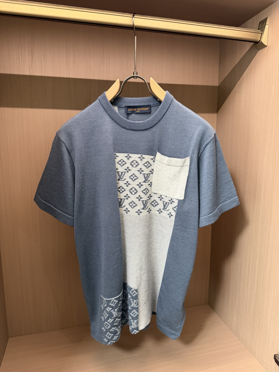 Lv牛仔蓝拼接针织短袖套装｜复古撞色老花休闲两件套 整套采用软糯透气针织面料，细腻亲肤，自带柔和垂感，夏日上身清爽不闷汗