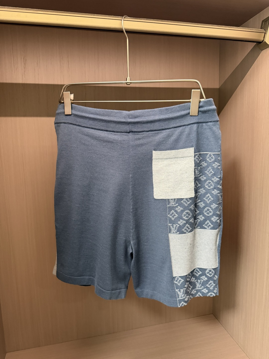 Lv牛仔蓝拼接针织短袖套装｜复古撞色老花休闲两件套 整套采用软糯透气针织面料，细腻亲肤，自带柔和垂感，夏日上身清爽不闷汗