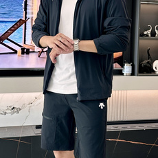 迪桑特男士轻量防晒连帽外套|运动通勤双在线机能防晒衣 专为春夏出行打造的多功能防晒外套,将专业运动面料与简约都市版型结合 迪桑特男士轻量防晒连帽外套|运动通勤双在线机能防晒衣 专为春夏出行打造的多功能防晒外套,将专业运动面料与简约都市版型结合
