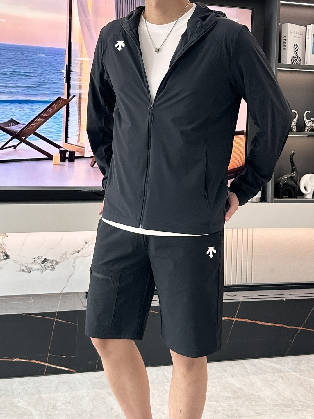 迪桑特男士轻量防晒连帽外套｜运动通勤双在线机能防晒衣 专为春夏出行打造的多功能防晒外套，将专业运动面料与简约都市版型结合