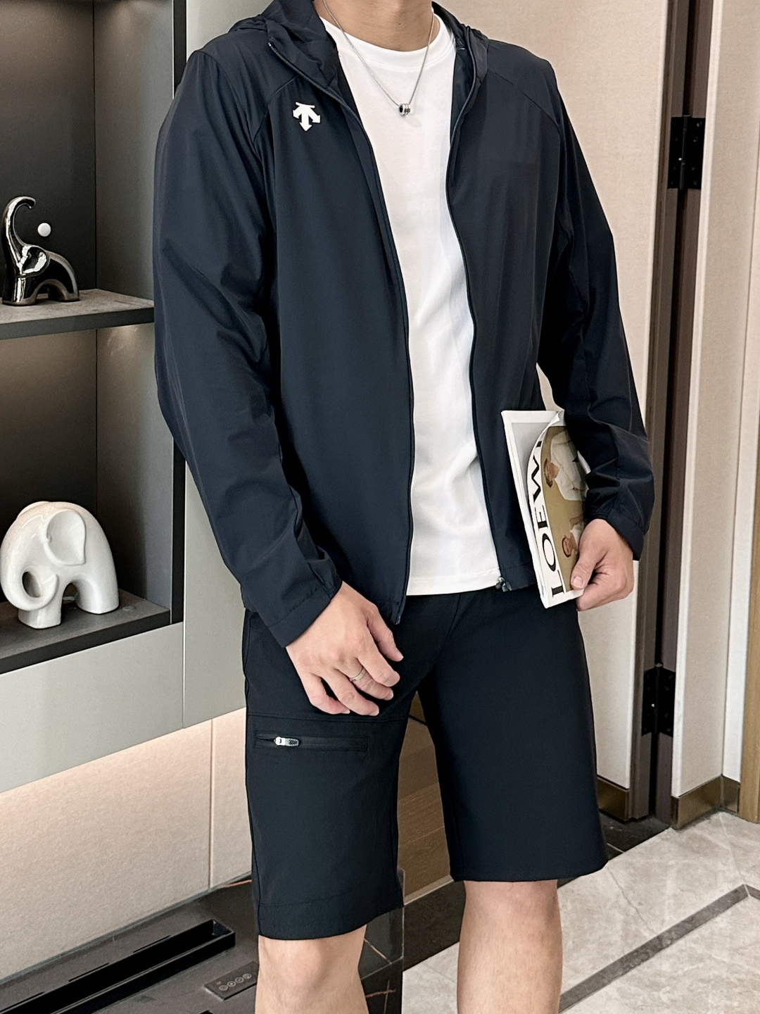 迪桑特男士轻量防晒连帽外套｜运动通勤双在线机能防晒衣 专为春夏出行打造的多功能防晒外套，将专业运动面料与简约都市版型结合