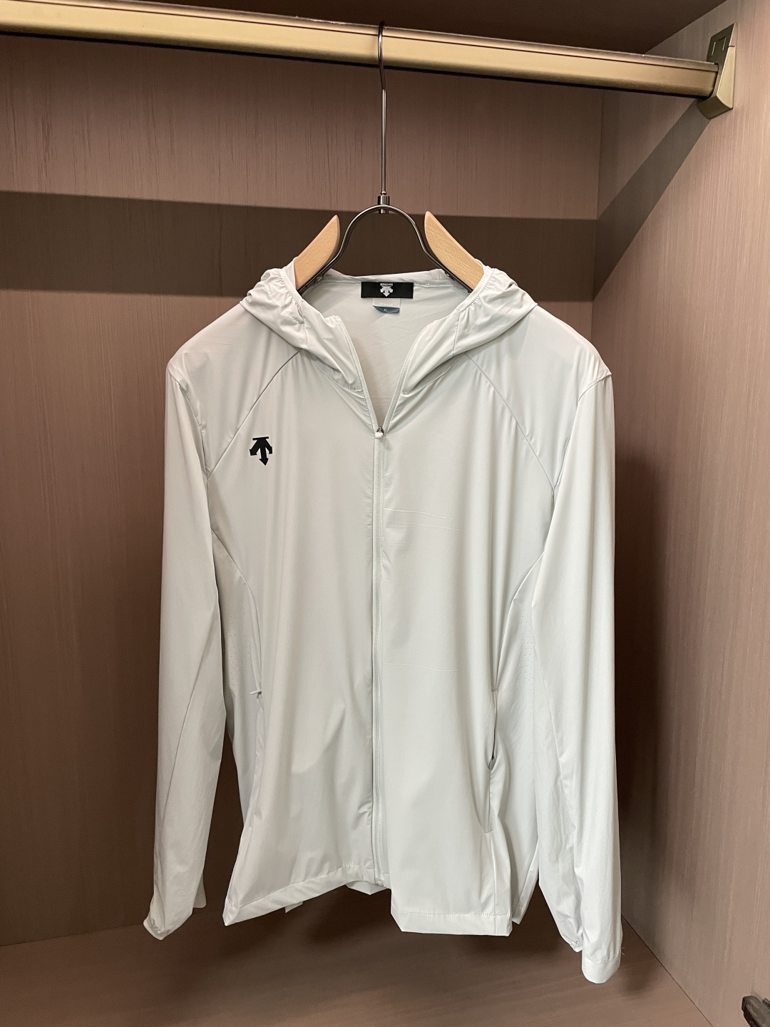 迪桑特男士轻量防晒连帽外套｜运动通勤双在线机能防晒衣 专为春夏出行打造的多功能防晒外套，将专业运动面料与简约都市版型结合