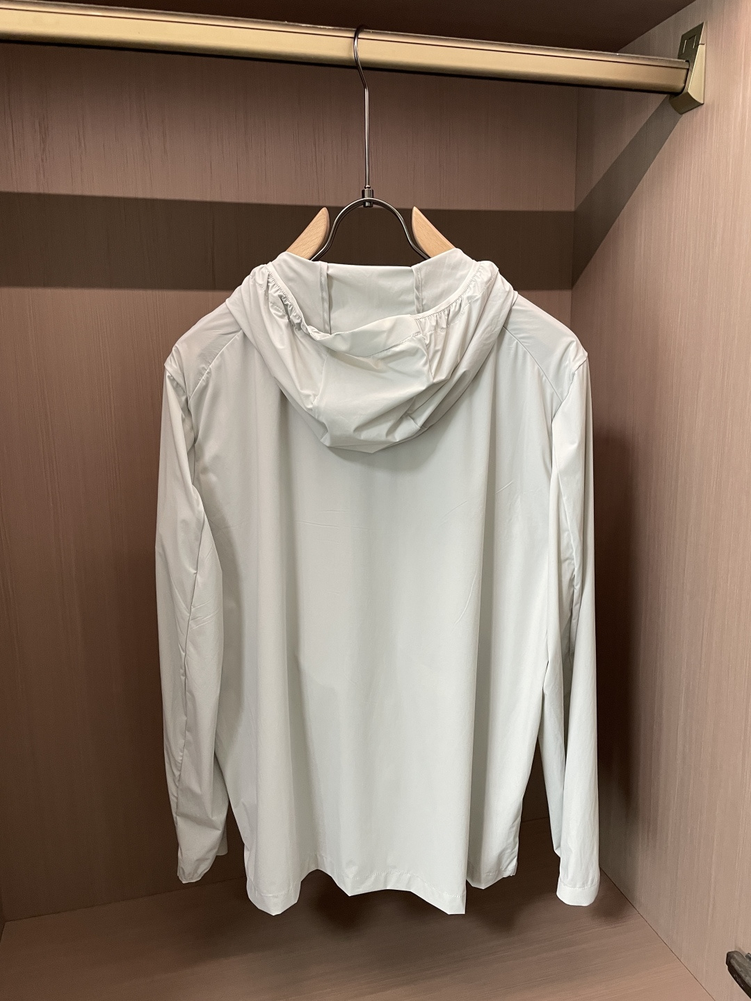 迪桑特男士轻量防晒连帽外套｜运动通勤双在线机能防晒衣 专为春夏出行打造的多功能防晒外套，将专业运动面料与简约都市版型结合