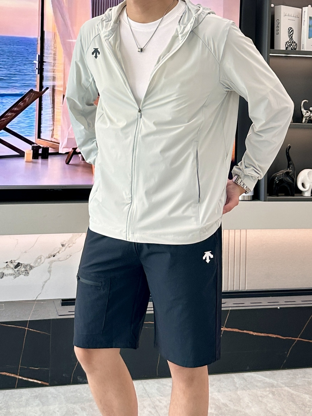 迪桑特男士轻量防晒连帽外套｜运动通勤双在线机能防晒衣 专为春夏出行打造的多功能防晒外套，将专业运动面料与简约都市版型结合