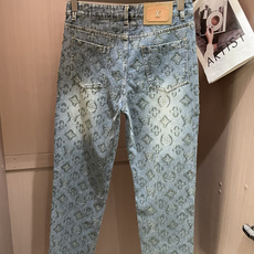 Lv 专柜最新同款牛仔裤 面料版型做工绝绝子 好穿不挑身材在搭配上没有太多的限制 随意简洁的衬托其他单品,来展现自己的 Lv 专柜最新同款牛仔裤 面料版型做工绝绝子 好穿不挑身材在搭配上没有太多的限制 随意简洁的衬托其他单品,来展现自己的