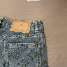 Lv 专柜最新同款牛仔裤 面料版型做工绝绝子 好穿不挑身材在搭配上没有太多的限制 随意简洁的衬托其他单品,来展现自己的 Lv 专柜最新同款牛仔裤 面料版型做工绝绝子 好穿不挑身材在搭配上没有太多的限制 随意简洁的衬托其他单品,来展现自己的