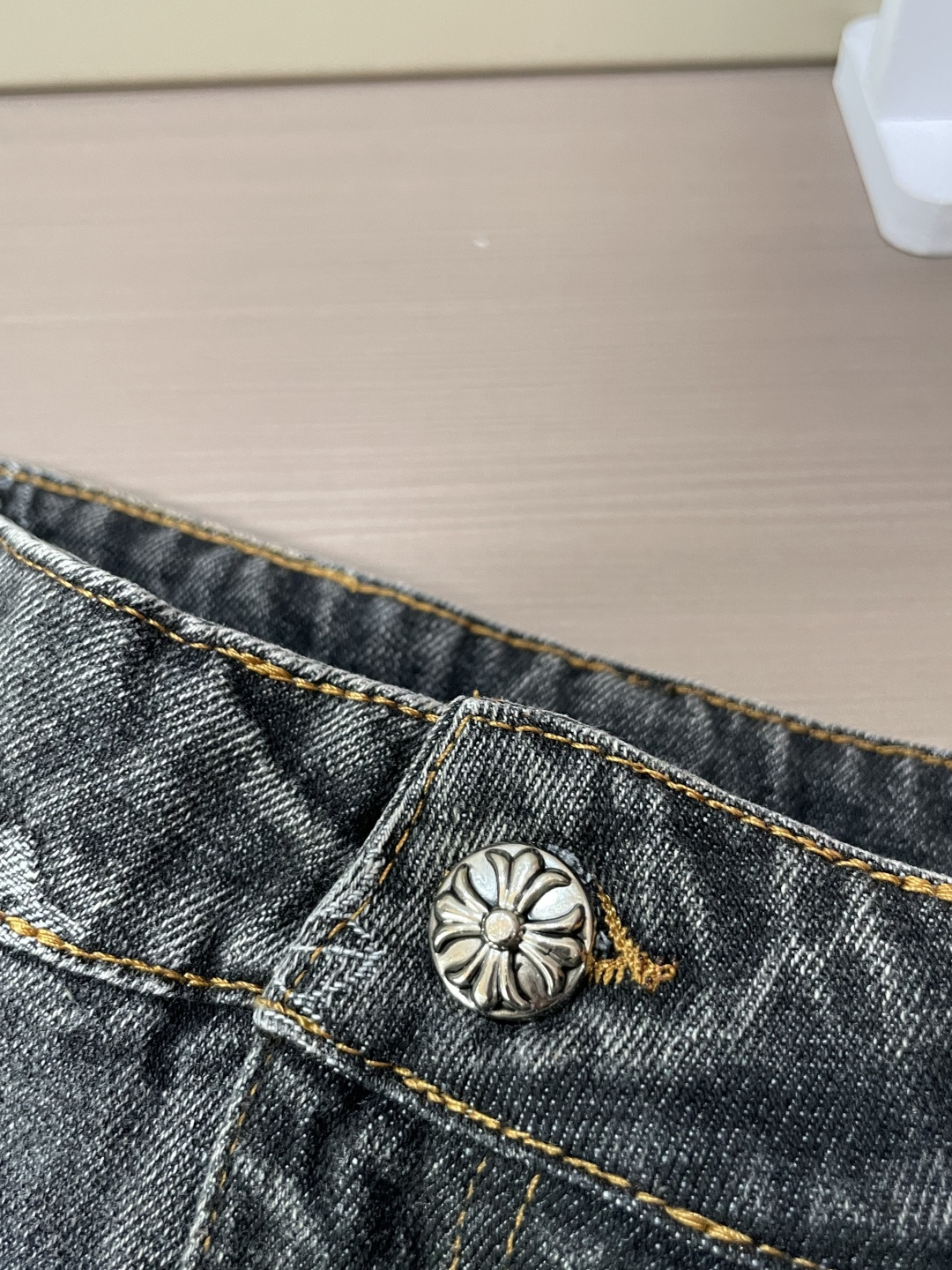克罗心  专柜最新同款牛仔裤 面料版型做工绝绝子 好穿不挑身材在搭配上没有太多的限制 随意简洁的衬托其他单品，来展现自己
