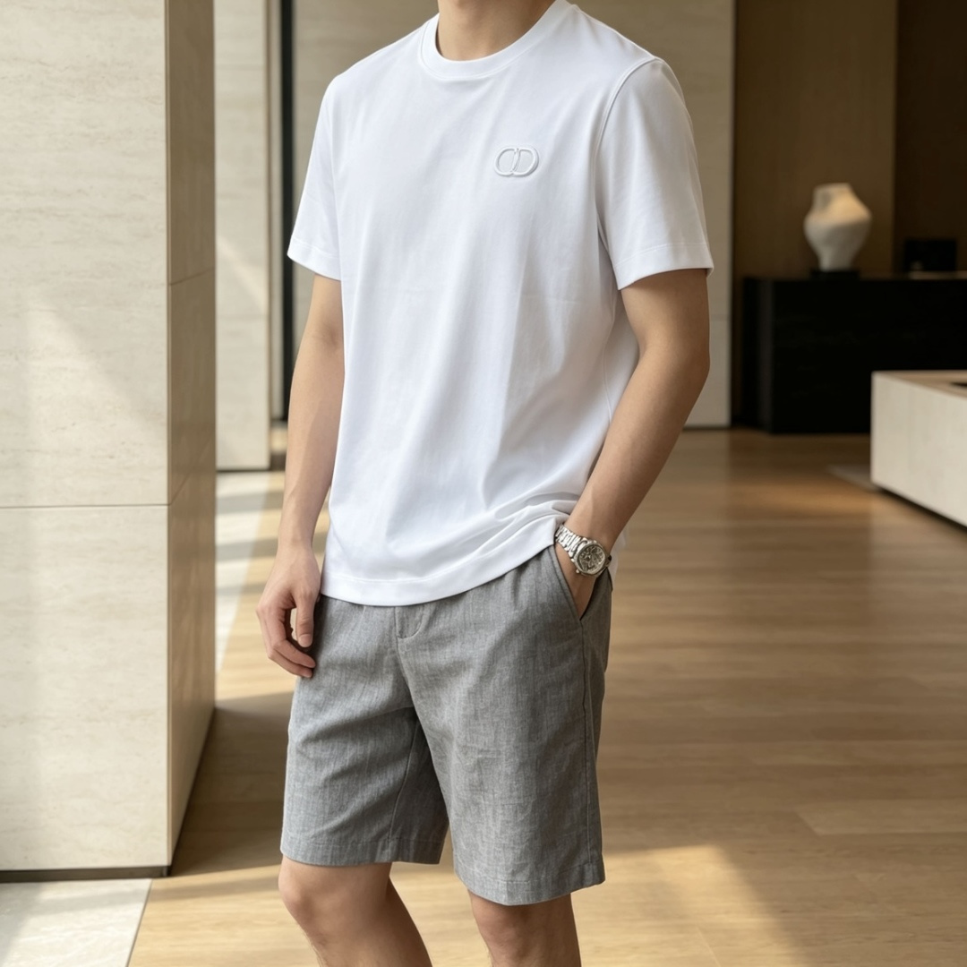 NO:935815,D'O minimalist high-end commuting T | Low-key texture that men just need. Not ostentatious, it is the advanced aesthetic for adults. The classic round neck modifies the neck line, neat and not tight. Selected high-count ice-feel long-staple cotton, the upper body is soft and smooth, breathable and not sweaty, refreshing and unrestricted all day in summer. Three-dimensional CD embroidery logo on the chest, dark pattern is low-key and not exaggerated, no exaggerated printing, subtle and exquisite taste, suitable for business commuting and daily leisure.  Three versatile colors, you can choose from clean white, calm black, or high-end charcoal gray. You can pair it with linen shorts, trousers, or casual pants without any pressure. The simple version accommodates all body types, and the slightly loose cut hides the belly, making it easy to wear for daily wear. It can be done in one piece for office commuting, weekend shopping, and short trips. You don’t have to worry about matching, just wear it and you will have a relaxed old-money style. The texture is visible, and the details can withstand repeated inspections. Basic short-sleeved shirts are a must-have in men’s wardrobe.  Size m-xxxl,,shorts,T-shirt,19860909D奥极简高阶通勤T｜低调质感男士刚需款 不张扬,才是成年人的高级审美 经典圆领修饰脖颈线条,利落不紧绷 甄选高支冰感长绒棉,上身软糯垂顺,透气不闷汗,夏日全天清爽无束缚 胸口立体CD同色刺绣小标,暗纹低调不浮夸,没有夸张印花,含蓄流露精致品味,商务通勤、日常休闲全部适配 三色百搭随心选干净白、沉稳黑、高级炭灰 搭配麻棉短裤、西裤、休闲裤都毫无压力 简约版型包容各种身材,微宽松剪裁藏住小肚腩,日常穿搭零难度 写字楼通勤、周末逛街、短途出行一件搞定 不用费心搭配,随手一套就是松弛老钱风 质感看得见,细节经得起反复细看,男士衣橱必入基础短袖 尺码m-xxxl,,shorts,T-shirt,,Men's clothing