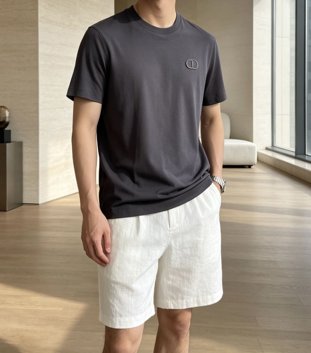 NO:935818,D'O minimalist high-end commuting T | Low-key texture that men just need. Not ostentatious, it is the advanced aesthetic for adults. The classic round neck modifies the neck line, neat and not tight. Selected high-count ice-feel long-staple cotton, the upper body is soft and smooth, breathable and not sweaty, refreshing and unrestricted all day in summer. Three-dimensional CD embroidery logo on the chest, dark pattern is low-key and not exaggerated, no exaggerated printing, subtle and exquisite taste, suitable for business commuting and daily leisure.  Three versatile colors, you can choose from clean white, calm black, or high-end charcoal gray. You can pair it with linen shorts, trousers, or casual pants without any pressure. The simple version accommodates all body types, and the slightly loose cut hides the belly, making it easy to wear for daily wear. It can be done in one piece for office commuting, weekend shopping, and short trips. You don’t have to worry about matching, just wear it and you will have a relaxed old-money style. The texture is visible, and the details can withstand repeated inspections. Basic short-sleeved shirts are a must-have in men’s wardrobe.  Size m-xxxl,,shorts,T-shirt,19860909D奥极简高阶通勤T｜低调质感男士刚需款 不张扬,才是成年人的高级审美 经典圆领修饰脖颈线条,利落不紧绷 甄选高支冰感长绒棉,上身软糯垂顺,透气不闷汗,夏日全天清爽无束缚 胸口立体CD同色刺绣小标,暗纹低调不浮夸,没有夸张印花,含蓄流露精致品味,商务通勤、日常休闲全部适配 三色百搭随心选干净白、沉稳黑、高级炭灰 搭配麻棉短裤、西裤、休闲裤都毫无压力 简约版型包容各种身材,微宽松剪裁藏住小肚腩,日常穿搭零难度 写字楼通勤、周末逛街、短途出行一件搞定 不用费心搭配,随手一套就是松弛老钱风 质感看得见,细节经得起反复细看,男士衣橱必入基础短袖 尺码m-xxxl,,shorts,T-shirt,,Men's clothing
