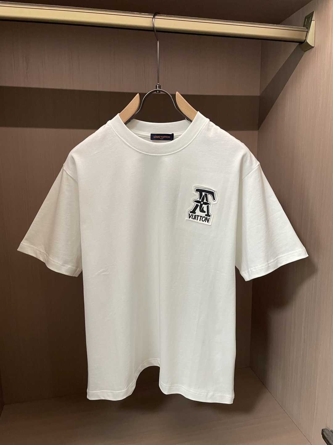 · Lv 官网同款 官网同款 官网同款⚠️ 重磅推荐!2026ss夏装新品 专柜在售 最新系列图案logo短袖T恤 · Lv 官网同款 官网同款 官网同款⚠️ 重磅推荐!2026ss夏装新品 专柜在售 最新系列图案logo短袖T恤