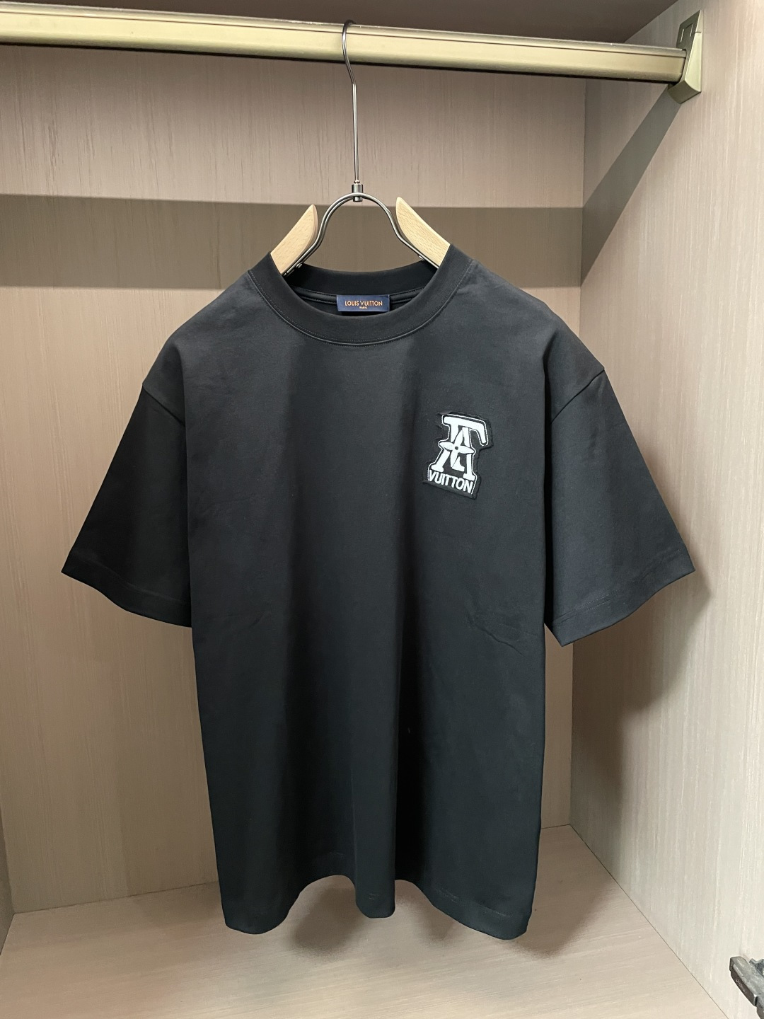 ·   Lv 官网同款 官网同款 官网同款⚠️ 重磅推荐！2026ss夏装新品 专柜在售 最新系列图案logo短袖T恤 