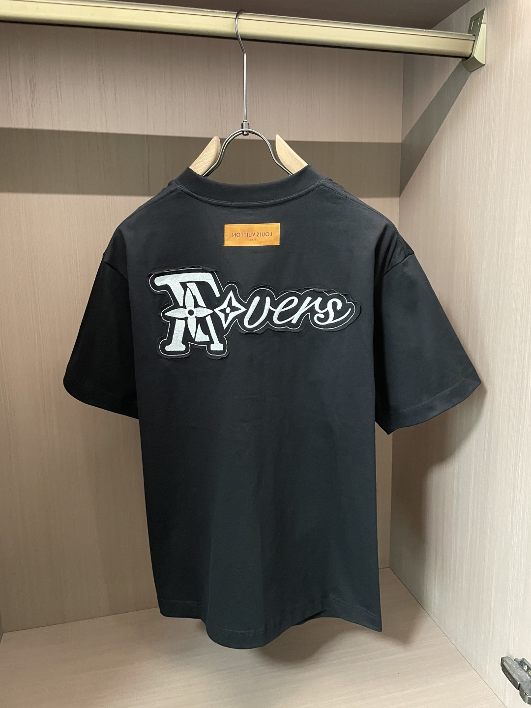 ·   Lv 官网同款 官网同款 官网同款⚠️ 重磅推荐！2026ss夏装新品 专柜在售 最新系列图案logo短袖T恤 