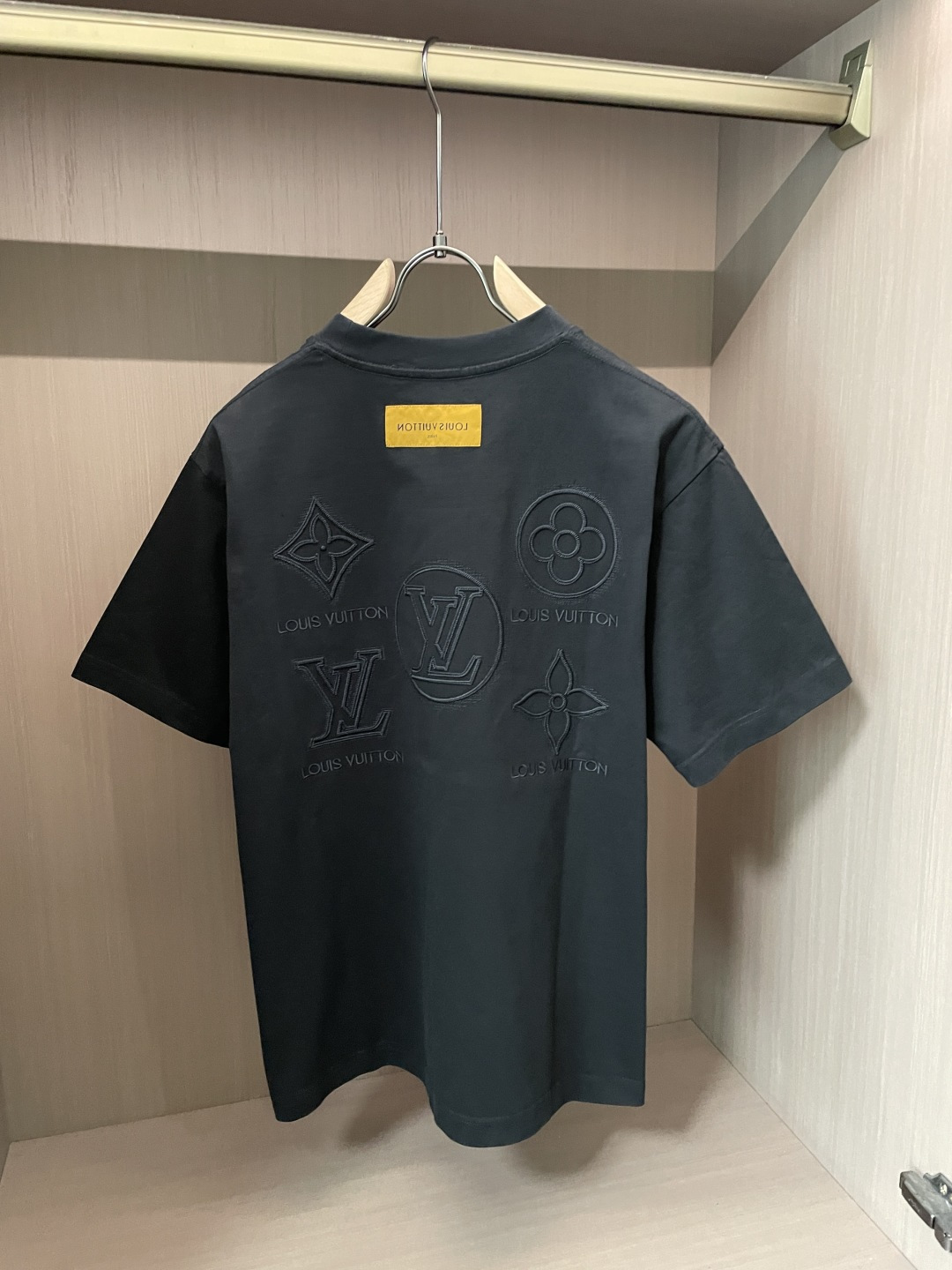 · Lv 官网同款 官网同款 官网同款⚠️ 重磅推荐!2026ss夏装新品 专柜在售 最新系列图案logo短袖T · Lv 官网同款 官网同款 官网同款⚠️ 重磅推荐!2026ss夏装新品 专柜在售 最新系列图案logo短袖T