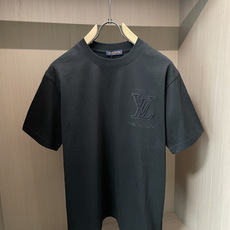 · Lv 官网同款 官网同款 官网同款⚠️ 重磅推荐!2026ss夏装新品 专柜在售 最新系列图案logo短袖T · Lv 官网同款 官网同款 官网同款⚠️ 重磅推荐!2026ss夏装新品 专柜在售 最新系列图案logo短袖T