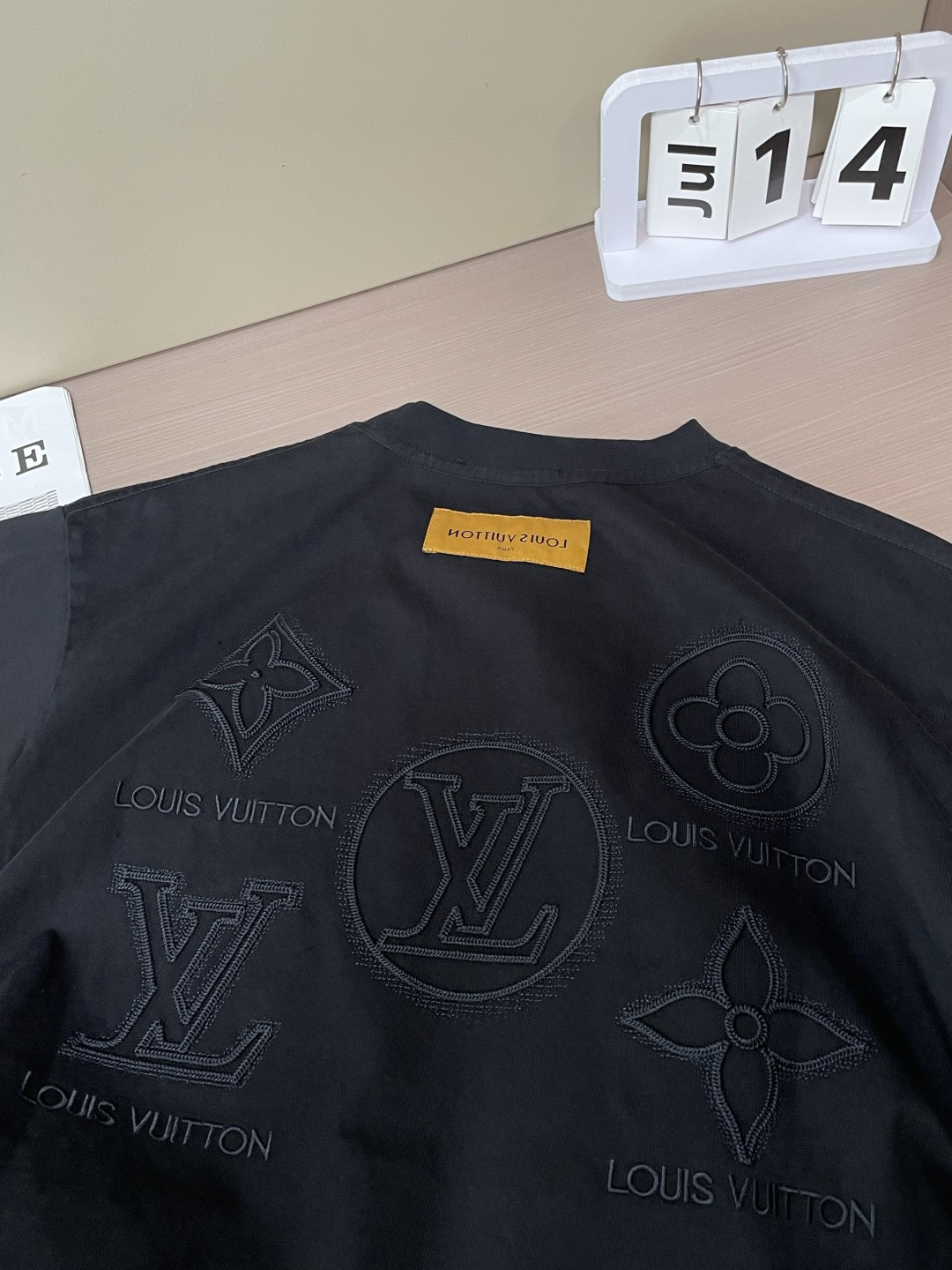 · Lv 官网同款 官网同款 官网同款⚠️ 重磅推荐!2026ss夏装新品 专柜在售 最新系列图案logo短袖T · Lv 官网同款 官网同款 官网同款⚠️ 重磅推荐!2026ss夏装新品 专柜在售 最新系列图案logo短袖T