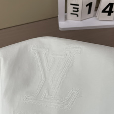 · Lv 官网同款 官网同款 官网同款⚠️ 重磅推荐!2026ss夏装新品 专柜在售 最新系列图案logo短袖T恤 · Lv 官网同款 官网同款 官网同款⚠️ 重磅推荐!2026ss夏装新品 专柜在售 最新系列图案logo短袖T恤