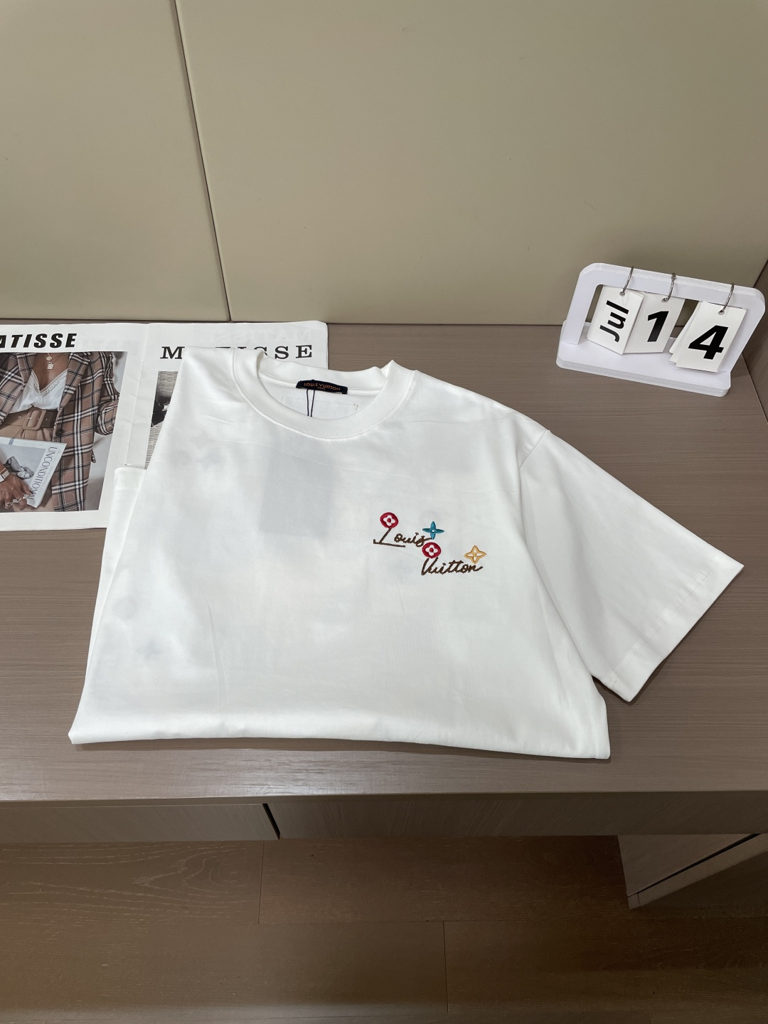 ·   Lv 官网同款 官网同款 官网同款⚠️ 重磅推荐！2026ss夏装新品 专柜在售 最新系列图案logo短袖T恤 