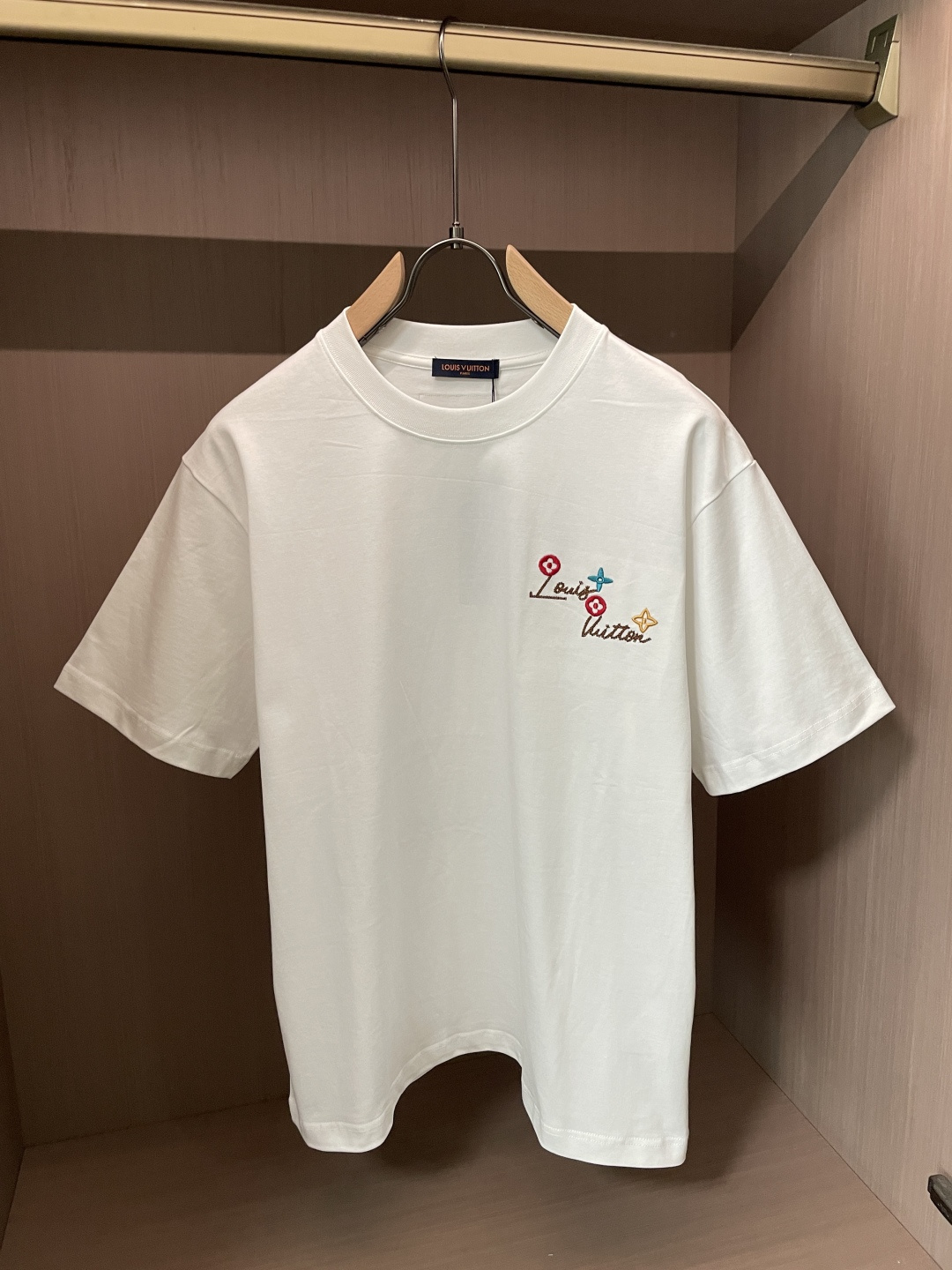 ·   Lv 官网同款 官网同款 官网同款⚠️ 重磅推荐！2026ss夏装新品 专柜在售 最新系列图案logo短袖T恤 