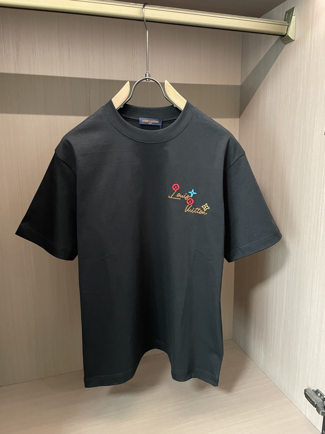 ·   Lv  官网同款 官网同款 官网同款⚠️ 重磅推荐！2026ss夏装新品 专柜在售 最新系列图案logo短袖T恤