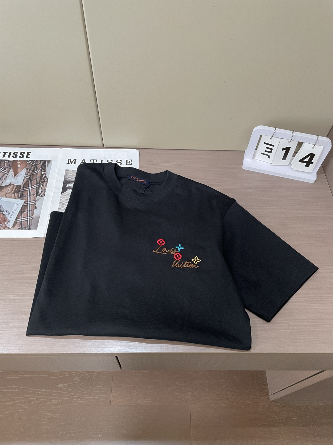 ·   Lv  官网同款 官网同款 官网同款⚠️ 重磅推荐！2026ss夏装新品 专柜在售 最新系列图案logo短袖T恤