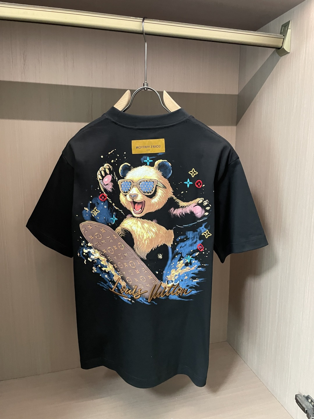 ·   Lv  官网同款 官网同款 官网同款⚠️ 重磅推荐！2026ss夏装新品 专柜在售 最新系列图案logo短袖T恤