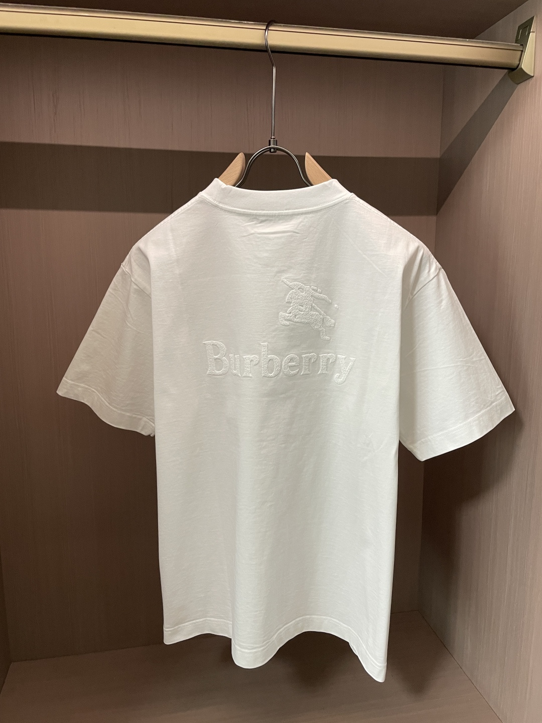 · Bur 官网同款 官网同款 官网同款⚠️ 重磅推荐!2026ss夏装新品 专柜在售 最新系列图案logo短袖T恤 · Bur 官网同款 官网同款 官网同款⚠️ 重磅推荐!2026ss夏装新品 专柜在售 最新系列图案logo短袖T恤