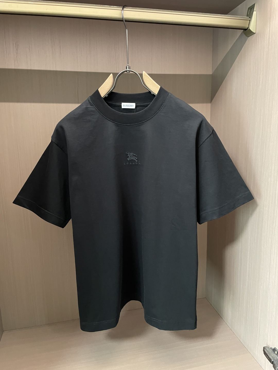 · Bur 官网同款 官网同款 官网同款⚠️ 重磅推荐!2026ss夏装新品 专柜在售 最新系列图案logo短袖T恤 · Bur 官网同款 官网同款 官网同款⚠️ 重磅推荐!2026ss夏装新品 专柜在售 最新系列图案logo短袖T恤