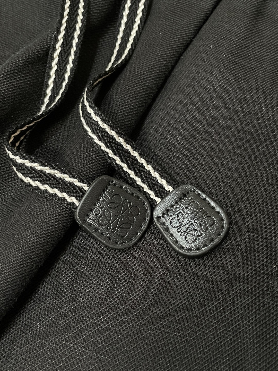 ·  罗意威浮雕刺绣亚麻五分短裤｜夏日松弛感天花板 告别闷热紧绷，这条透气休闲短裤承包整个夏天的穿搭舒适感，通勤、出游、