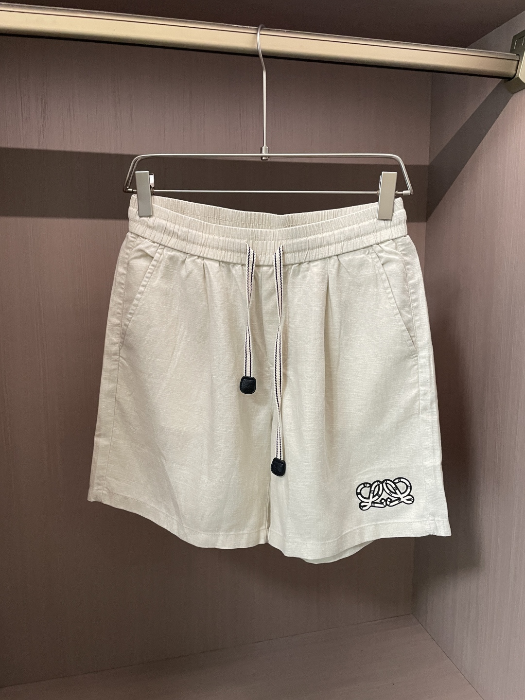 ·  罗意威浮雕刺绣亚麻五分短裤｜夏日松弛感天花板 告别闷热紧绷，这条透气休闲短裤承包整个夏天的穿搭舒适感，通勤、出游、
