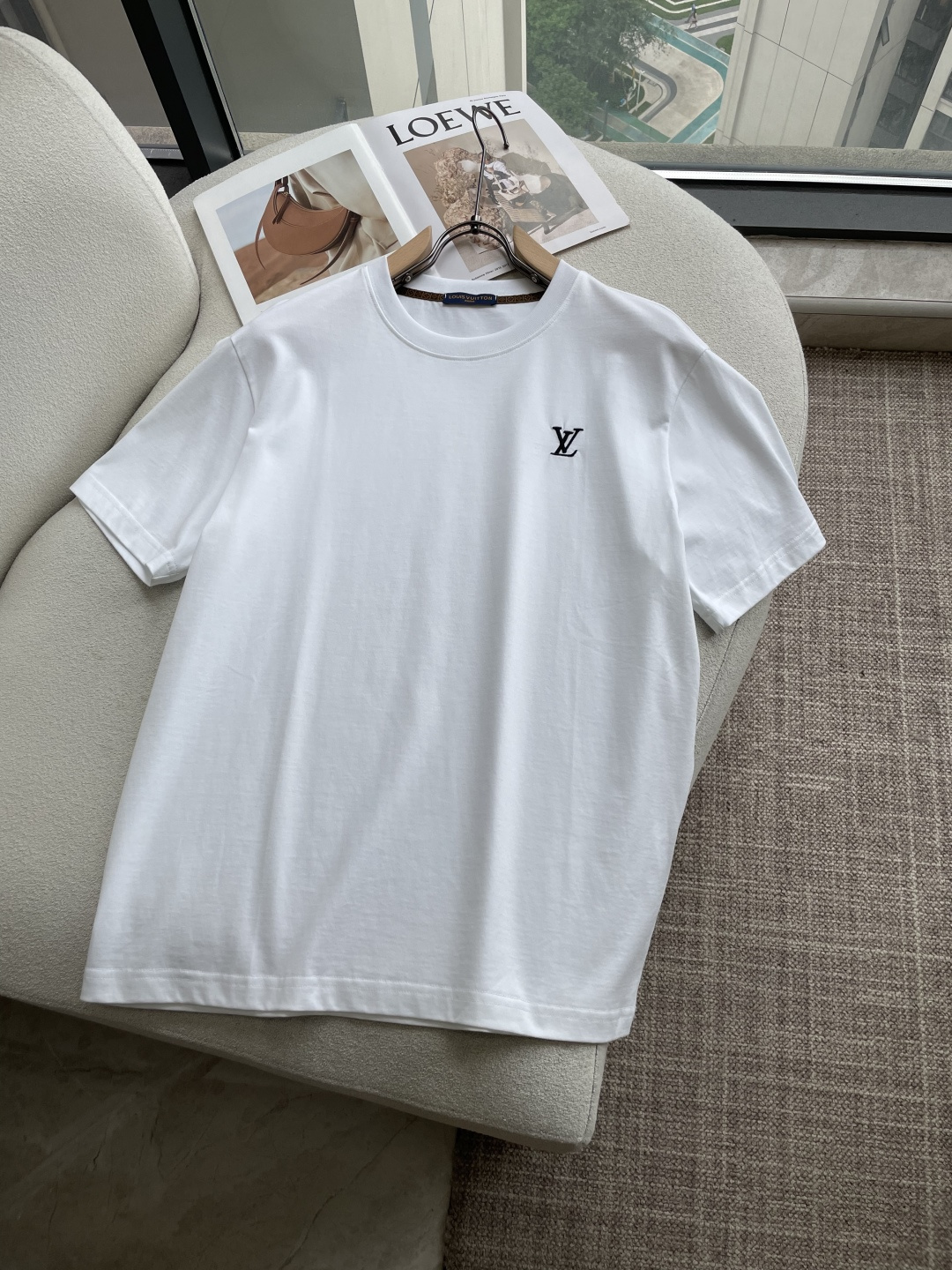 NO:946812,Lv 2026 spring and summer new style debut counter, the latest short-sleeved round neck T-shirt, high-end customization, avant-garde and fashionable design!  The brand logo is designed with heavy craftsmanship. High-end customized long-staple cotton fabric. Soft to the touch. Comfortable to wear. Exquisite stitching at the counter level. Fine workmanship. The upper body effect is incomparably handsome!  A must-have item for a stylish man!  Color Black White Size M-3XL,,louis vuitton,T-shirt,tees,t-shirt,19860909Lv 2026春夏新款首发专柜最新款短袖圆领T恤 高端订制 设计前卫时尚！品牌logo重工艺设计 高端定制长绒棉面料.手感柔软.穿着舒适.专柜级别精致车线.做工精细.上身效果无敌帅气！型男必备单品！ 颜色黑色 白色 码数M-3XL,,louis vuitton,T-shirt,tees，t-shirt,,Men's clothing